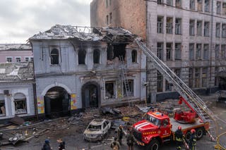 Bombeiros apagaram incêndio depois que um drone russo atingiu um jardim de infância na cidade durante um ataque aéreo em Kharkiv, Ucrânia
